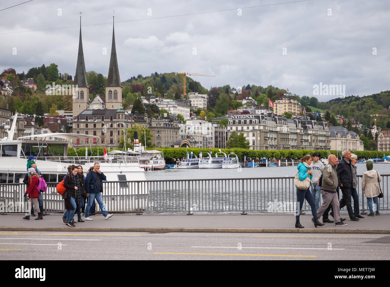 Lucerna, Svizzera - 7 Maggio 2017: i cittadini e i turisti a piedi sulla strada della città di Lucerna lungo il fiume Reuss coast Foto Stock