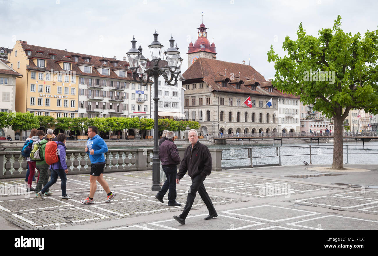 Lucerna, Svizzera - 7 Maggio 2017: i cittadini a piedi sulla strada della città di Lucerna lungo il fiume Reuss coast Foto Stock