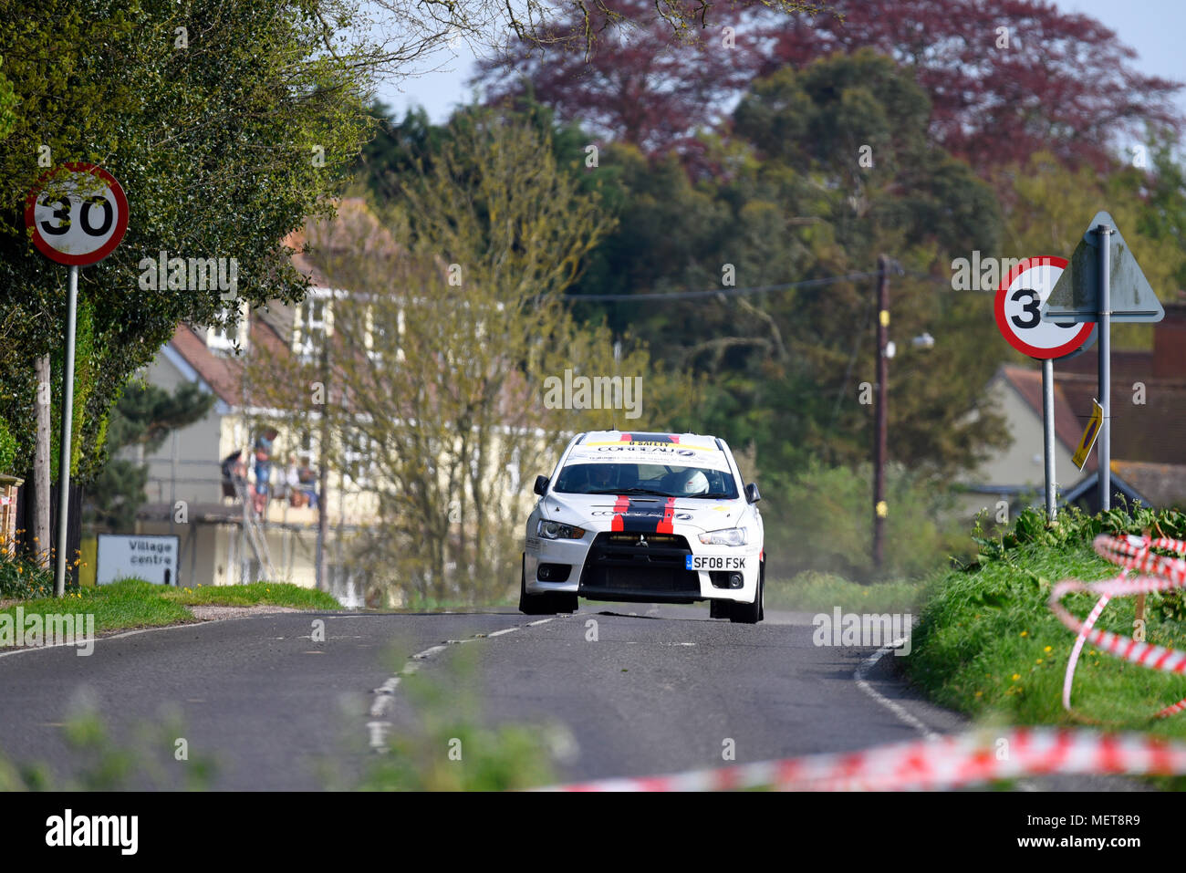 Corbeau Mitsubishi Lancer Evolution X corso leader di auto in giro per il chiuso strada pubblica Corbeau sedi nel Rally Tendring e Clacton, Essex, Regno Unito Foto Stock