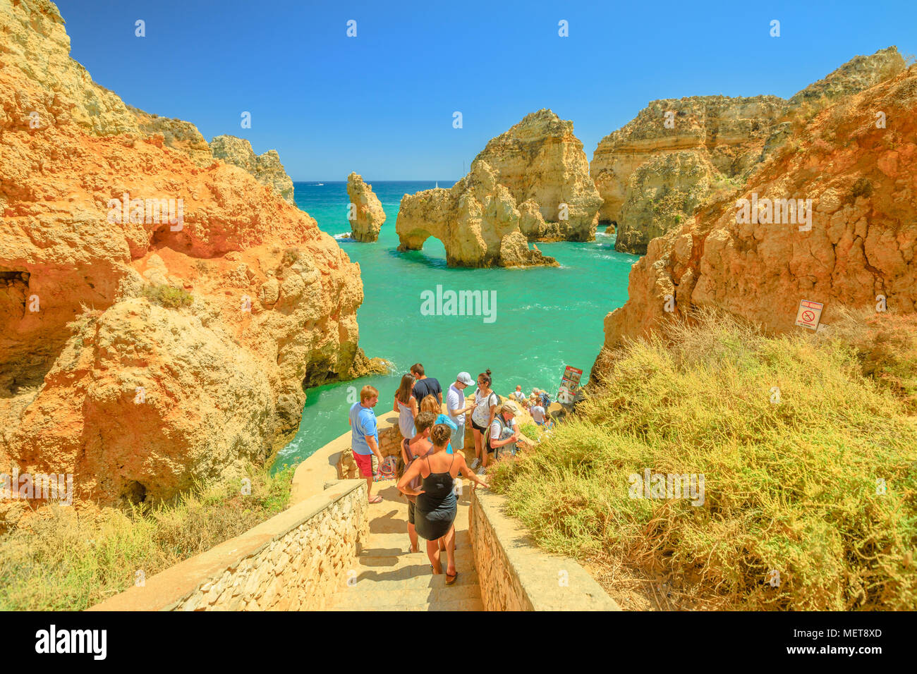 Lagos, Portogallo - Agosto 22, 2017: i turisti sulle scale in attesa di viaggio in barca per le grotte, gli archi e le formazioni rocciose di Ponta da Piedade a Lagos, una delle principali destinazioni turistiche della costa dell'Algarve. Foto Stock