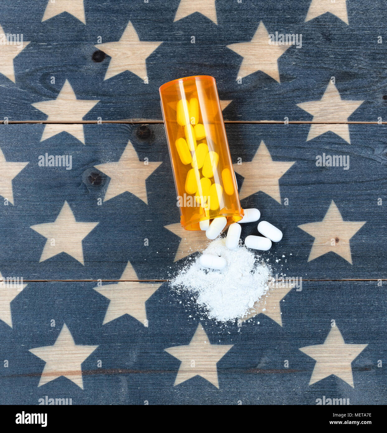 Vista aerea di prescrizione bottiglia riempita di oppiaceo generico killer del dolore compresse su rustiche bandiera degli Stati Uniti in background per la tossicodipendenza concetto in Ame Foto Stock