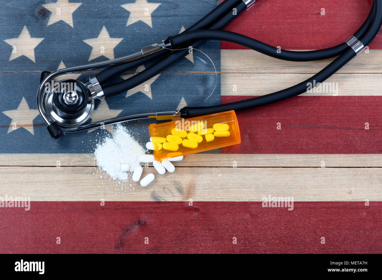 Vista aerea della prescrizione per generic oppioide con schiacciati o tutto il killer del dolore compresse. Rustico bandiera degli Stati Uniti e stetoscopio medico in background per Foto Stock