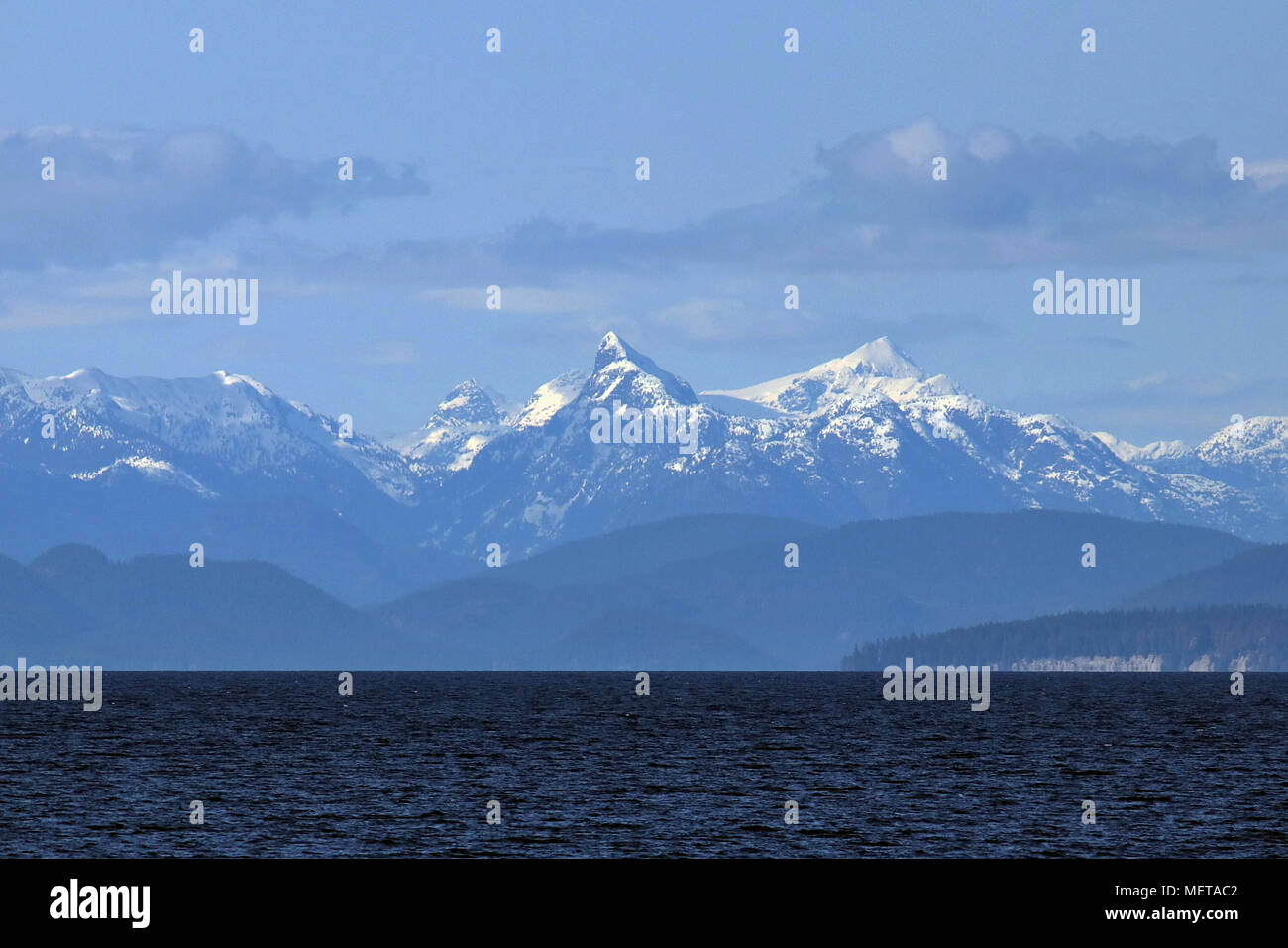 Montagne di Jervis ingresso attraverso il Salish Mare da Nanaimo su del Canada Vancouver Island al largo della costa della Columbia Britannica Foto Stock