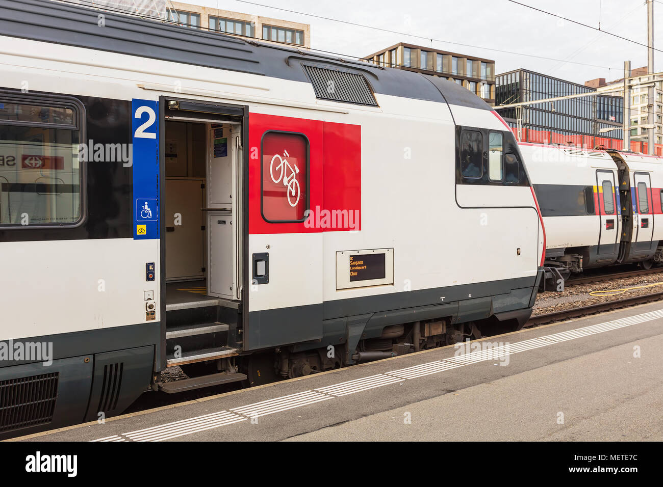Zurigo, Svizzera - 3 Marzo, 2017: treni passeggeri delle Ferrovie Federali Svizzere in piedi sulle piattaforme della stazione principale di Zurigo. Ufficio federale di Ra Foto Stock