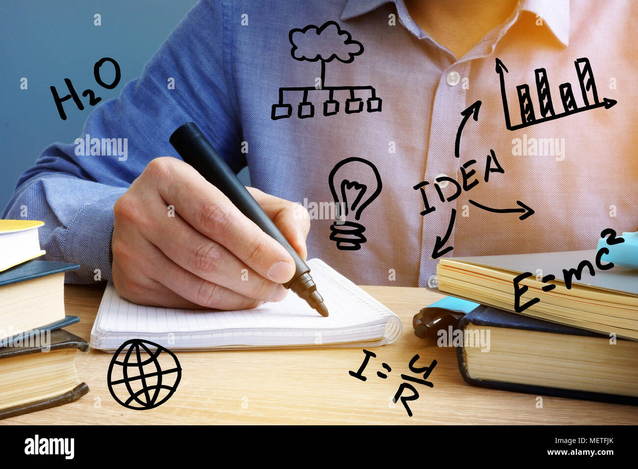 Il concetto di istruzione. L'uomo la scrittura nel blocco note. Foto Stock