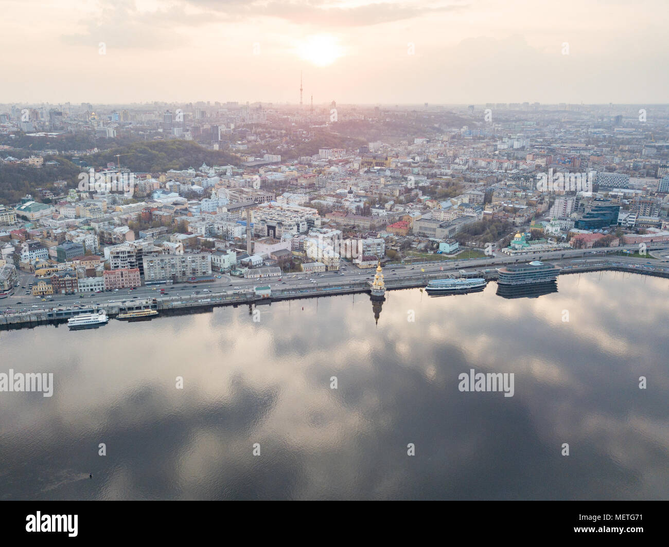 Vista del fiume Dnieper, chiesa di San Nicola sul acqua, fiume stazione e Naberezhno-Kreschatitska street sul tramonto a Kiev in Ucraina. Foto Stock