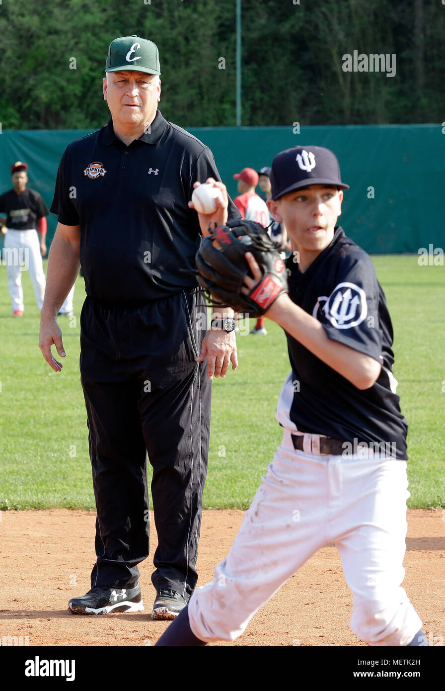 Praga, Repubblica Ceca. Xxi Aprile, 2018. Cal Ripken Jr (sinistra), noi ex giocatore di baseball della Major League Baseball (MLB), partecipa a una sessione di formazione con i bambini sulle Aquile campo di Praga a Praga, nella Repubblica ceca il 20 aprile 2018. Credito: Michaela Rihova/CTK foto/Alamy Live News Foto Stock