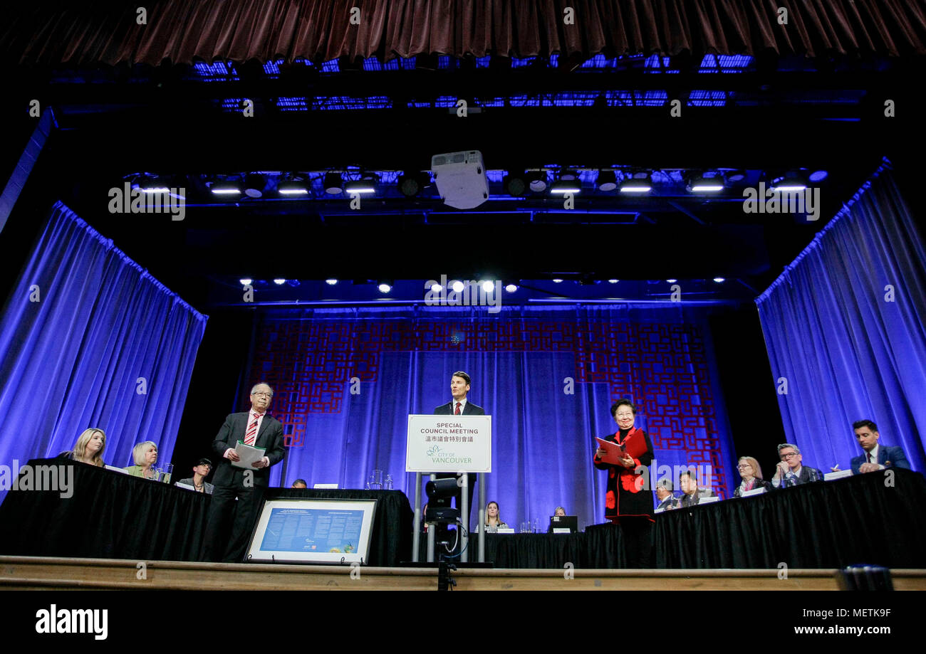 Vancouver, Canada. 22 apr, 2018. Il sindaco di Vancouver Gregor Robertson (C) emette un scuse a una città speciale sessione del Consiglio a Vancouver in Canada, il 22 aprile 2018. Centinaia di Vancouverites stipati in città è il Centro Culturale Cinese di domenica a testimoniare il governo della città di scuse per decenni di storia del razzismo contro i cittadini canadesi di discendenza cinese. Credito: Liang Sen/Xinhua/Alamy Live News Foto Stock