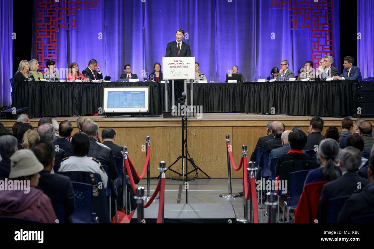 Vancouver, Canada. 22 apr, 2018. Il sindaco di Vancouver Gregor Robertson emette un scuse a una città speciale sessione del Consiglio a Vancouver in Canada, il 22 aprile 2018. Centinaia di Vancouverites stipati in città è il Centro Culturale Cinese di domenica a testimoniare il governo della città di scuse per decenni di storia del razzismo contro i cittadini canadesi di discendenza cinese. Credito: Liang Sen/Xinhua/Alamy Live News Foto Stock