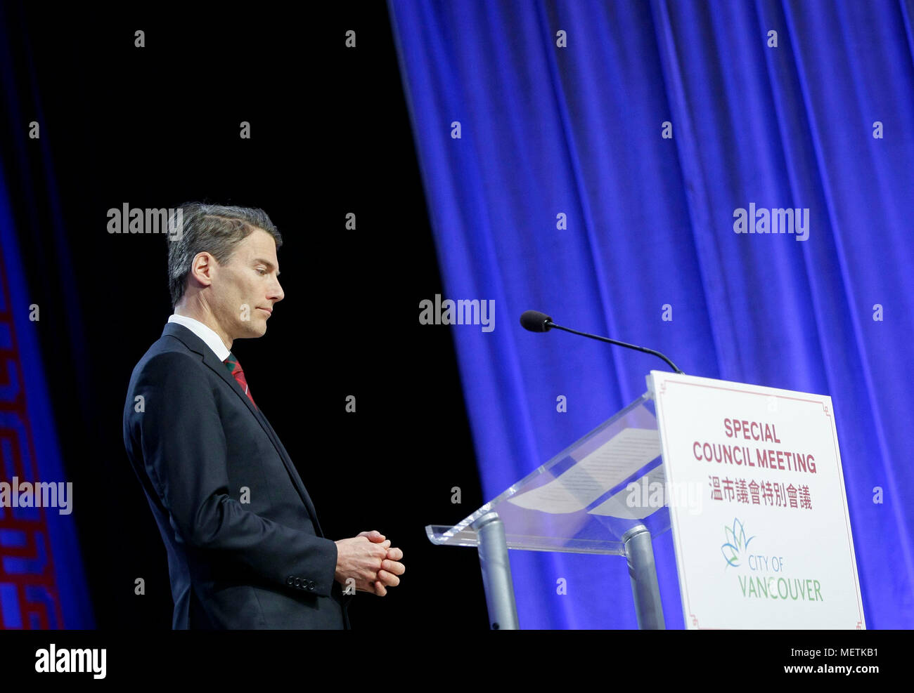 Vancouver, Canada. 22 apr, 2018. Il sindaco di Vancouver Gregor Robertson emette un scuse a una città speciale sessione del Consiglio a Vancouver in Canada, il 22 aprile 2018. Centinaia di Vancouverites stipati in città è il Centro Culturale Cinese di domenica a testimoniare il governo della città di scuse per decenni di storia del razzismo contro i cittadini canadesi di discendenza cinese. Credito: Liang Sen/Xinhua/Alamy Live News Foto Stock