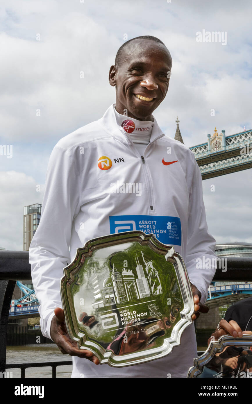 Londra, 23 aprile 2018. Londra, 23 aprile 2018. L'elite uomo gara vincitore, Eliud Kipchoge (Kenya, tempo di finitura 02:04:17) pone alla VIRGIN LONDON MARATHON 2018 champions photocall. A lunga distanza Kipchoge specializzati è stato descritto come "il più grande maratoneta di epoca moderna", e ha vinto anche la maratona di Londra nel 2015 e 2016.Bridge, Londra. Credito: Imageplotter News e sport/Alamy Live News Foto Stock