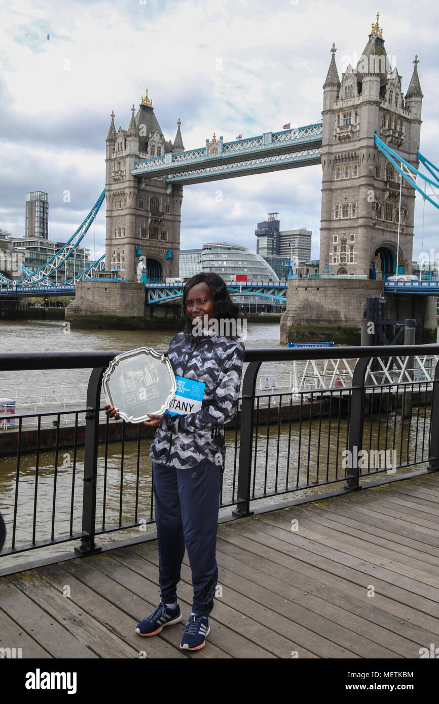 Londra, Regno Unito. 23 apr, 2018. Oggi ha visto la conclusione della serie xiwich iniziato con il 2017 VMLM e trofei sono stati presentati per la serie champions ,e maratona vincitore Eliud Kipchoge(Kenya)Mary Keitany(Kenya) Marcel Hug (Svizzera) e Manuela Schar (Svizzera) erano presenti anche i vincitori di sedia a rotelle David Weir GB) Madison de Rosario (Australia) e donne marathon vincitore Vivian Cheruiyot (Kenya)e controlli per le loro rispettive associazioni di beneficenza sono stati presentati come ben@Paolo Quezada-Neiman/Alamy Live News Foto Stock