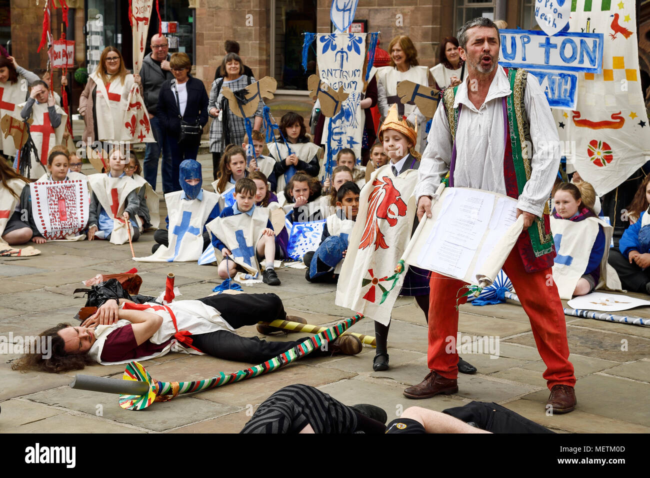 Chester, Regno Unito. Il 23 aprile 2018. Phil Cross riproduzione di St George e Russell Kirk come presentatore eseguire in St George's parata del giorno attraverso il centro della citta'. La parata include street performance, teatro e musica con i ragazzi della scuola media locale di eseguire molti ruoli di supporto. Credito: Andrew Paterson/Alamy Live News Foto Stock