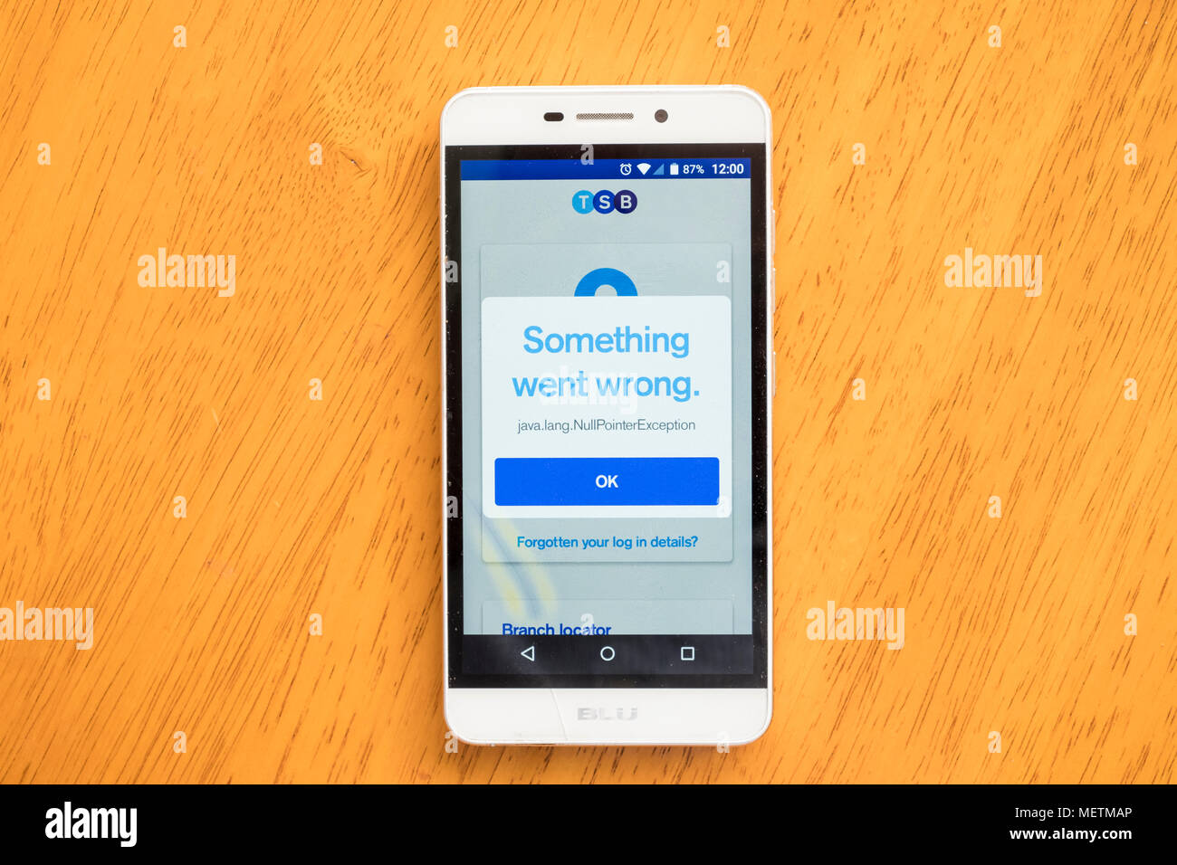 Telefono cellulare e app TSB bank con messaggio di errore Foto Stock