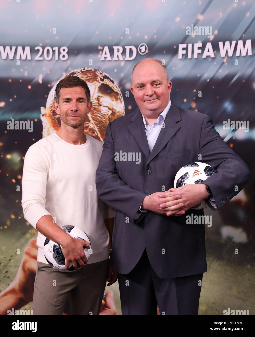 23 aprile 2018, Germania Amburgo: Micky Beisenherz (L) e Joerg Thadeusz, ZDF presentatori del ZDF mostra 'WM-Kwartira', durante un photocall prima di una conferenza stampa dei canali TV tedesca ARD e ZDF sulla Coppa del Mondo in Russia. Foto: Christian Charisius/dpa Foto Stock