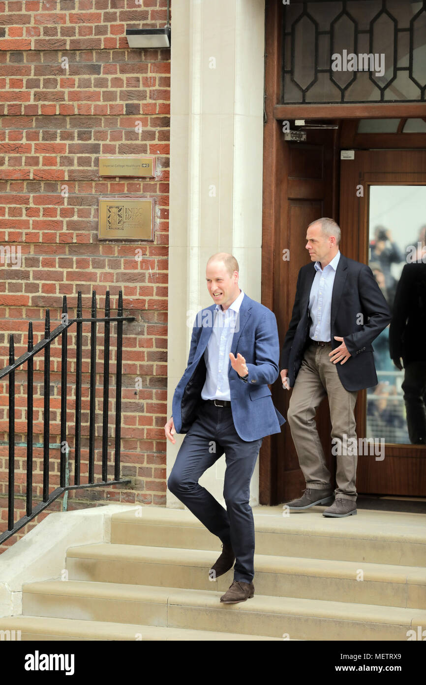 Londra, Regno Unito. 23 Aprile, 2018. S.a.r. il principe Guglielmo duca di Cambridge, lasciando il Lindo ala dopo la nascita del suo bambino 3 con S.A.R. la Duchessa di Cambridge. Credito: amanda rose/Alamy Live News Foto Stock