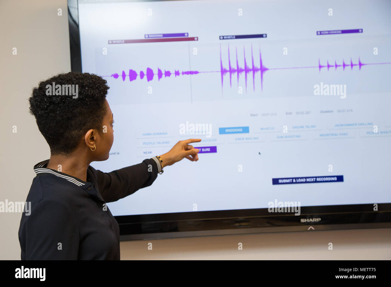 New York, Stati Uniti d'America. 18 gennaio, 2017. Data sconosciuta, US, New York: Studente guarnizioni Ayanna analizzando il mesaurements e le registrazioni di diversi tipi di rumore. Credito: Hollenshead/NYU Photo Bureau - Hollenshead/dpa - ATTENZIONE: solo uso editoriale in connessione con la copertura più recente circa (la trasmissione/film/asta/Fiera/libro) e solo se il credito sopra menzionato è a cui si fa riferimento nel pieno/dpa/Alamy Live News Foto Stock