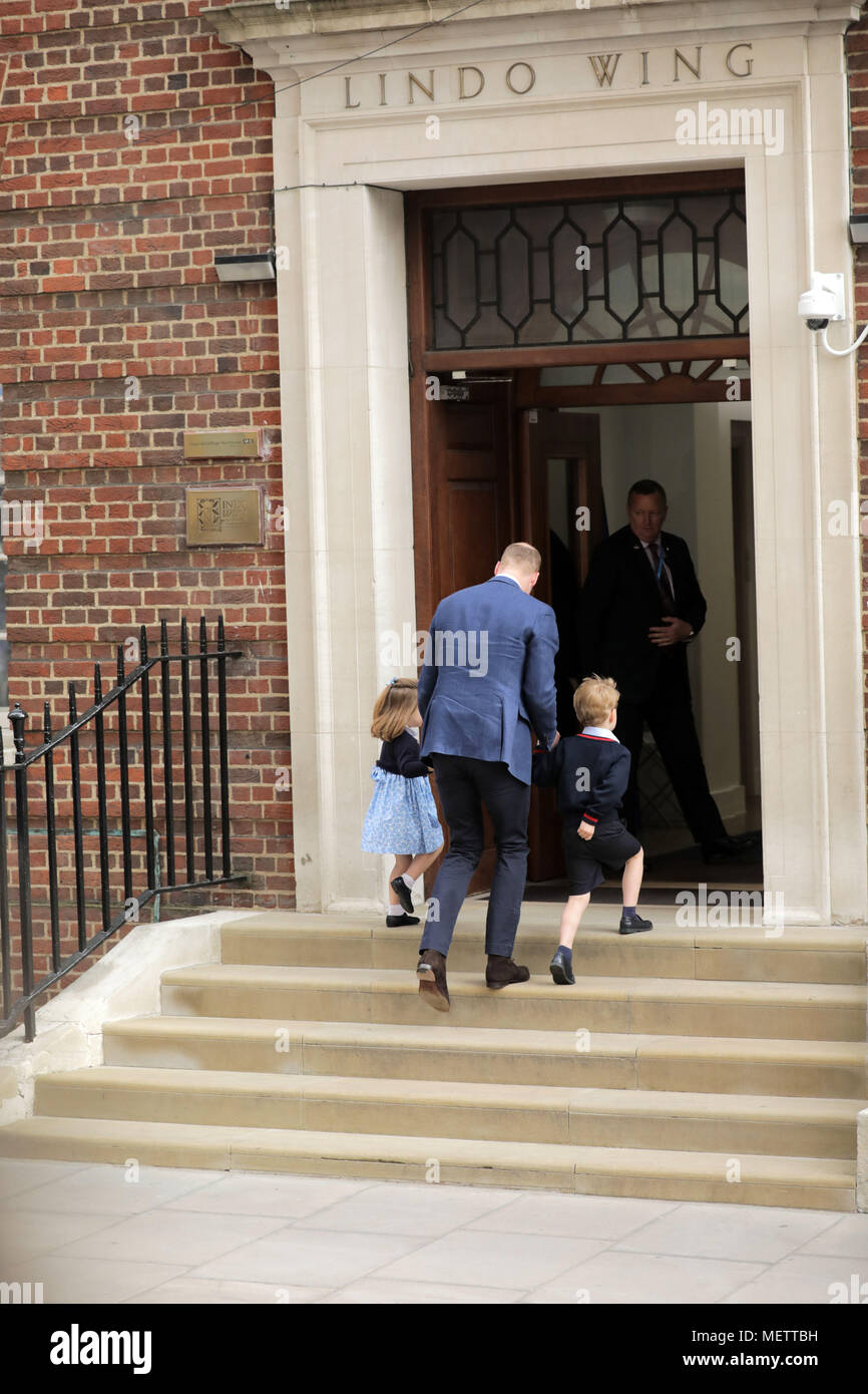 Londra, Regno Unito. 23 Aprile, 2018. S.a.r. il principe William, il Duca di Cambridge ritorna al Lindo ala con la Principessa Charlotte e Prince George per visitare la Duchessa di Cambridge e soddisfare le loro nuove baby fratello. Credito: amanda rose/Alamy Live News Foto Stock