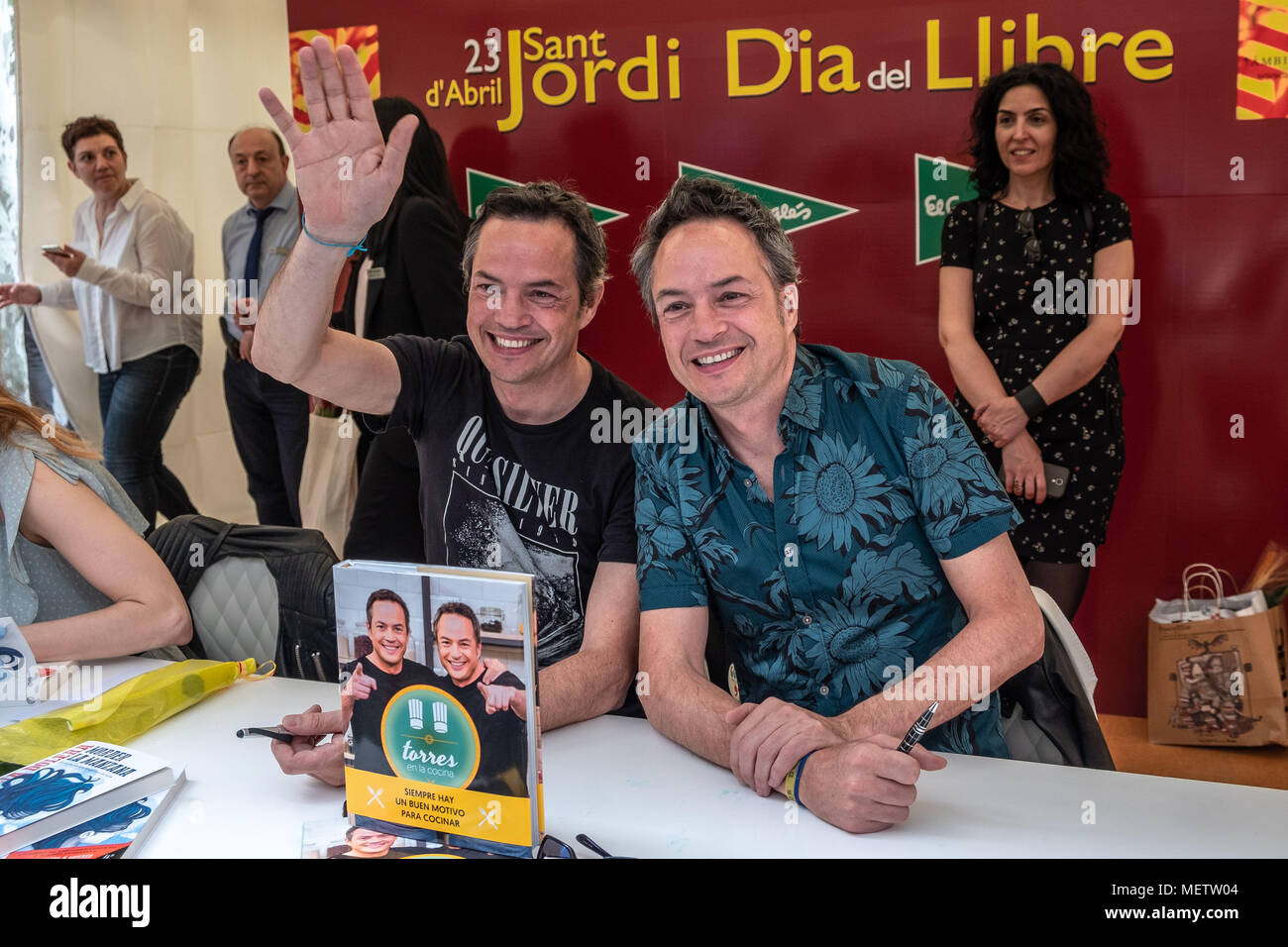 Barcellona, in Catalogna, Spagna. 23 apr, 2018. Chefs famosi e due fratelli gemelli Torres fratelli sono visto la firma di libri.Catalunya celebra il 'Day di Sant Jordi", il giorno di libri e di rose. Catalunya spera di raggiungere la cifra di 7 milione di rose venduto. È tradizione per dare una rosa o un libro tra gli appassionati. Numerosi autori letterari a firmare i loro libri al pubblico sulla strada. Credito: ZUMA Press, Inc./Alamy Live News Foto Stock