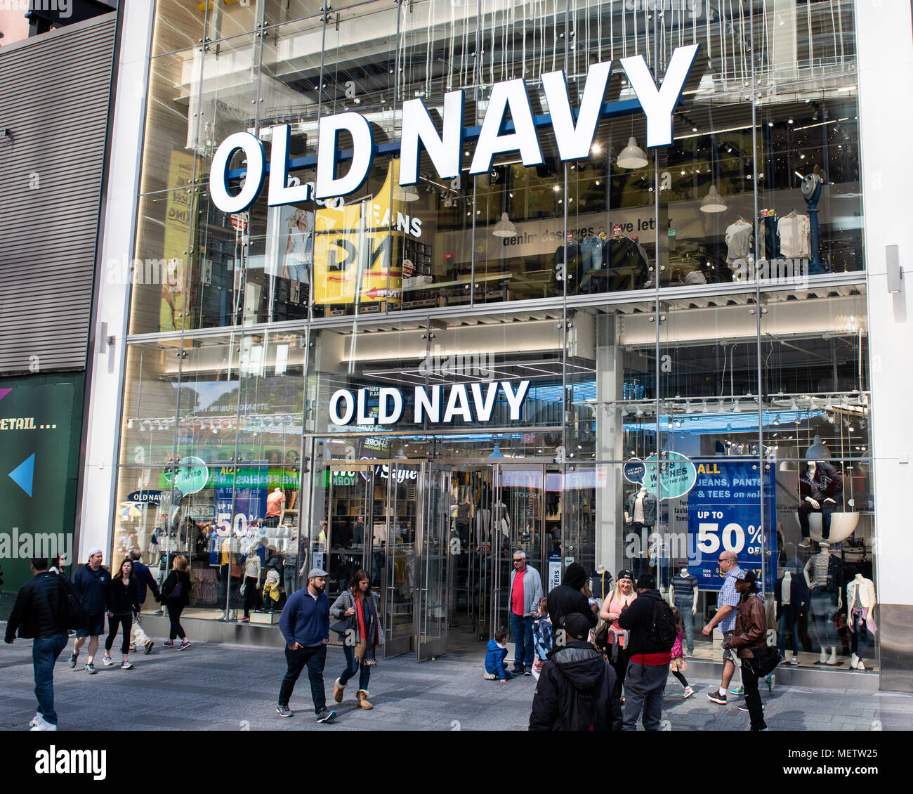 Old Navy negozio di abbigliamento in Times Square a New York City Foto  stock - Alamy