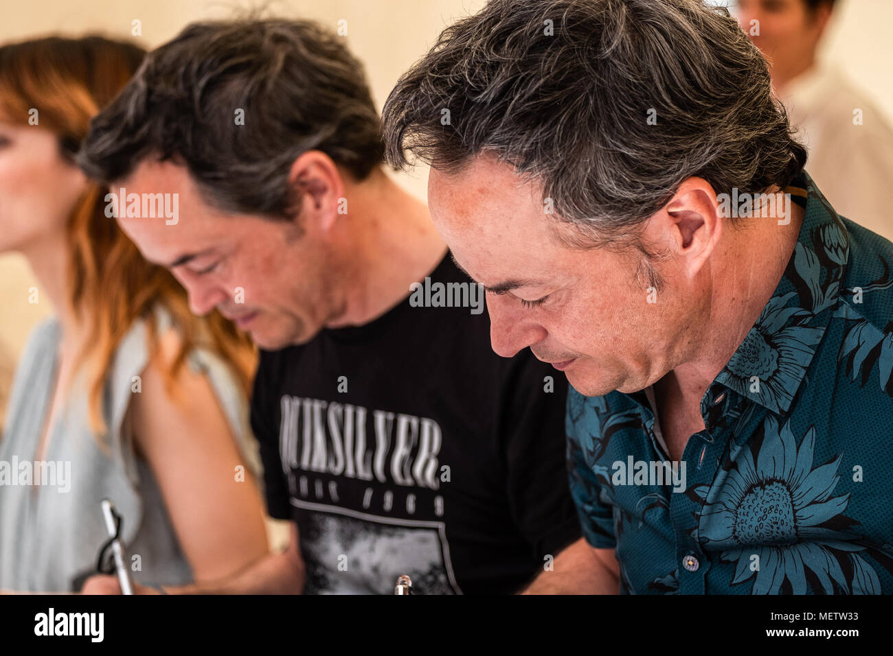 Barcellona, in Catalogna, Spagna. 23 apr, 2018. Chefs famosi e due fratelli gemelli Torres fratelli sono visto la firma di libri.Catalunya celebra il 'Day di Sant Jordi", il giorno di libri e di rose. Catalunya spera di raggiungere la cifra di 7 milione di rose venduto. È tradizione per dare una rosa o un libro tra gli appassionati. Numerosi autori letterari a firmare i loro libri al pubblico sulla strada. Credito: ZUMA Press, Inc./Alamy Live News Foto Stock