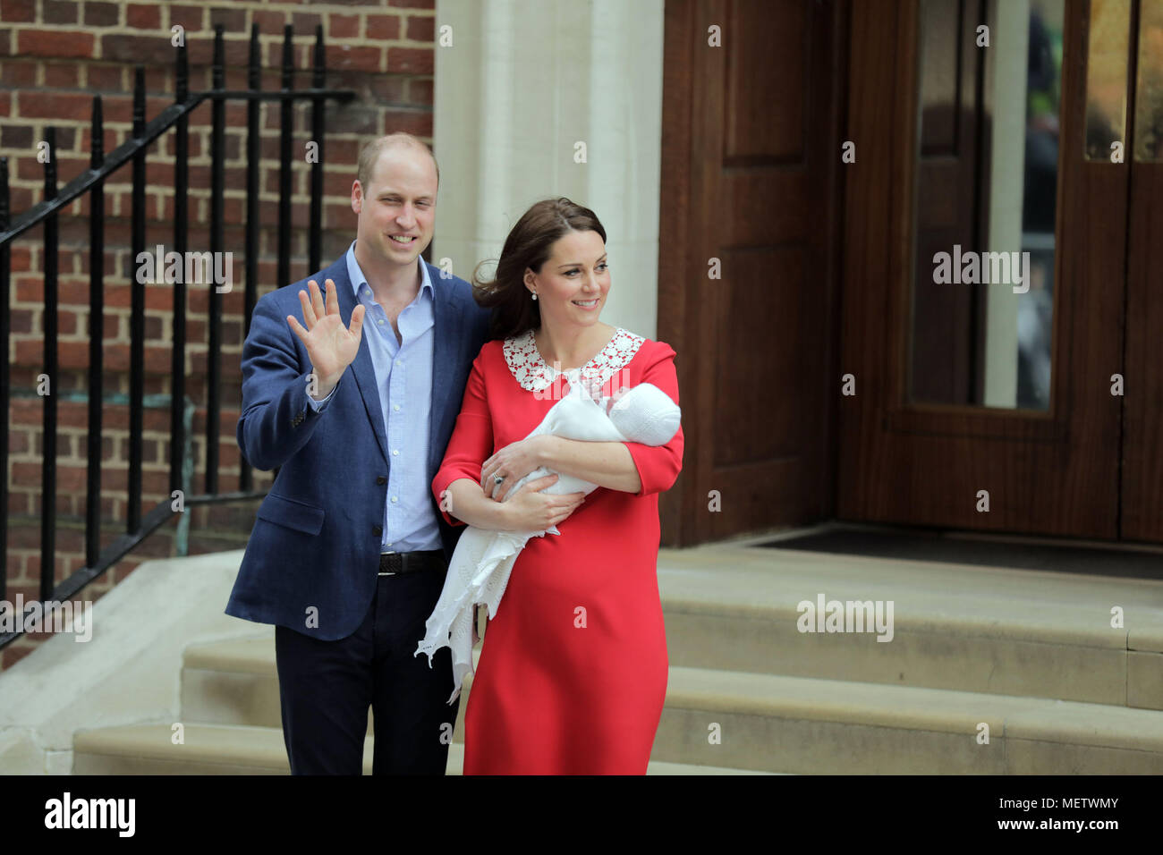 Londra, Regno Unito. 23 Aprile, 2018. S.a.r. il principe William, duca di Cambridge e HRH la Duchessa di Cambridge, orgogliosamente mostra il nuovo Royal baby al mondo come lasciare il Lindo ala con il loro figlio neonato Credito: amanda rose/Alamy Live News Foto Stock