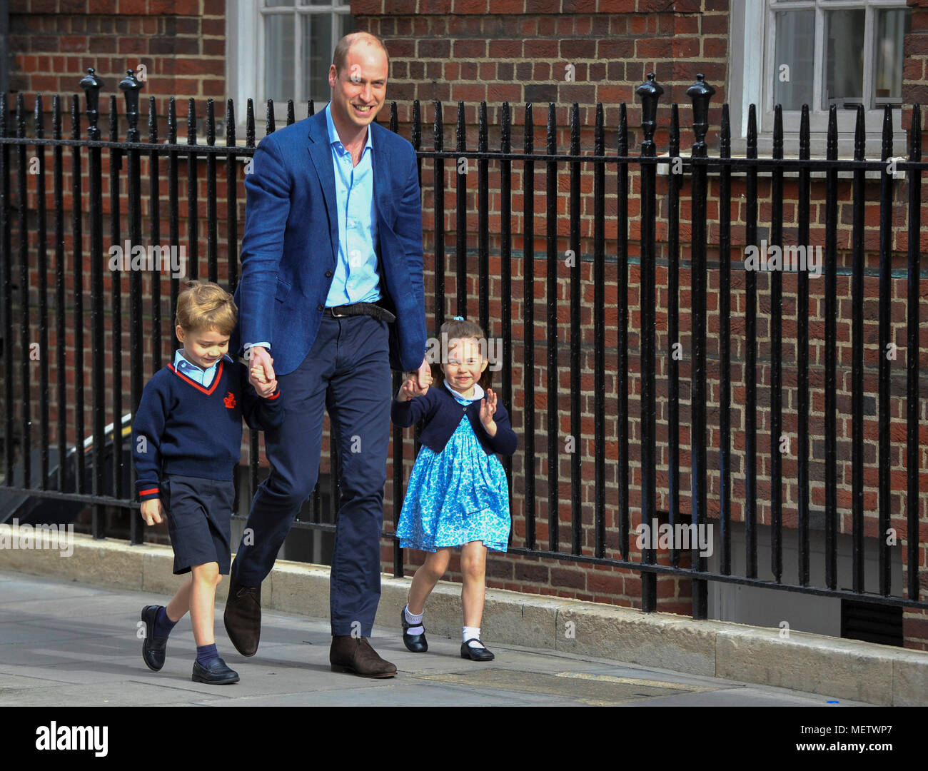 Londra, Gran Bretagna. 23 apr, 2018. La Gran Bretagna è il principe William (C), il Duca di Cambridge arriva con Prince George (L) e la Principessa Charlotte per visitare la Gran Bretagna è Caterina, duchessa di Cambridge, che ha dato alla luce un bambino presso il St Mary s Hospital di Londra, Gran Bretagna, il 23 aprile 2018. La principessa Kate lunedì ha dato alla luce un bambino, il suo terzo bambino, che è la quinta in linea al trono britannico. Credito: Stephen Chung/Xinhua/Alamy Live News Foto Stock