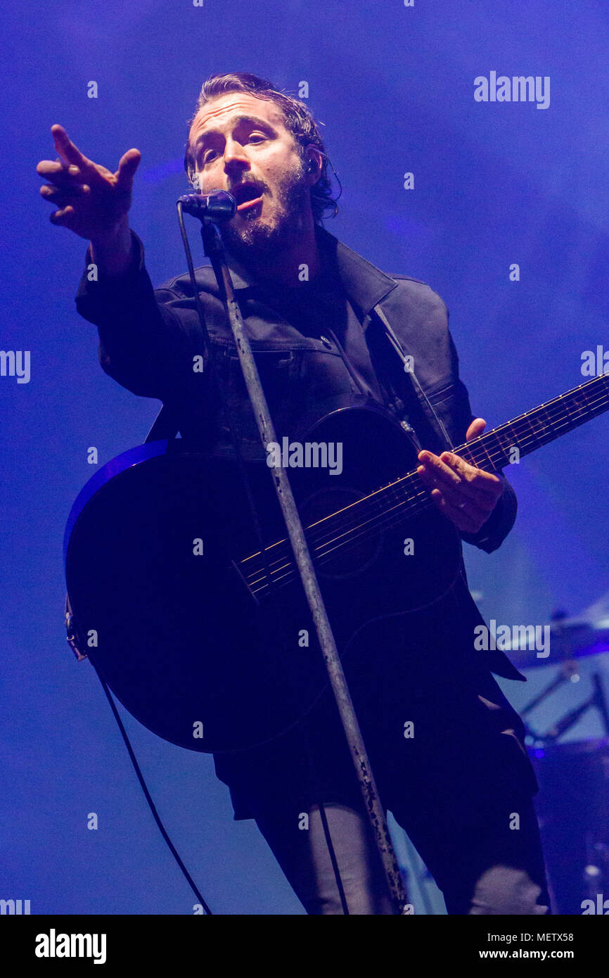 Milano Italia. Del 22 aprile 2018. Il rock inglese i redattori di banda suona dal vivo sul palco al Mediolanum Forum in unica data Italiana del loro "Violenza Tour' Credito: Rodolfo Sassano/Alamy Live News Foto Stock