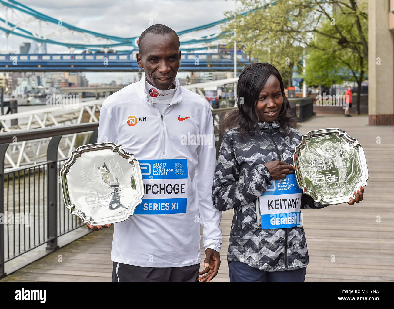 Londra, Regno Unito. 23 Aprile, 2018. Keniota Eliud Kipchoge e Mary Keitany a vincitori presentazione dopo il 2018 Vergine denaro maratona di Londra, Lunedì 23 Aprile 2018. Londra, Inghilterra. Credito: Taka Wu/Alamy Live News Foto Stock