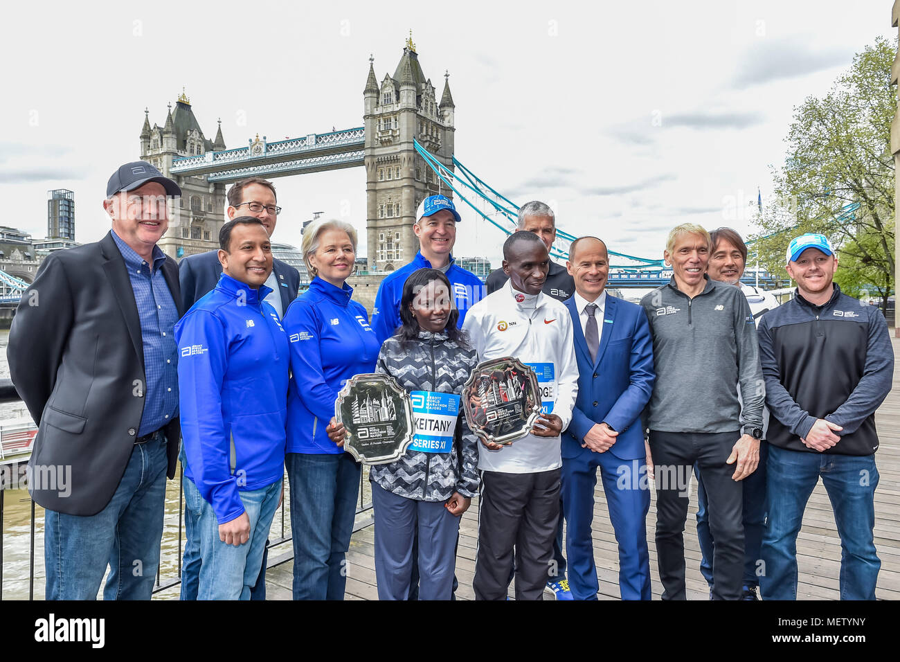 Londra, Regno Unito. 23 Aprile, 2018. Keniota Eliud Kipchoge e Mary Keitany con VMLM funzionari vincitori presentazione dopo il 2018 Vergine denaro maratona di Londra, Lunedì 23 Aprile 2018. Londra, Inghilterra. Credito: Taka Wu/Alamy Live News Foto Stock