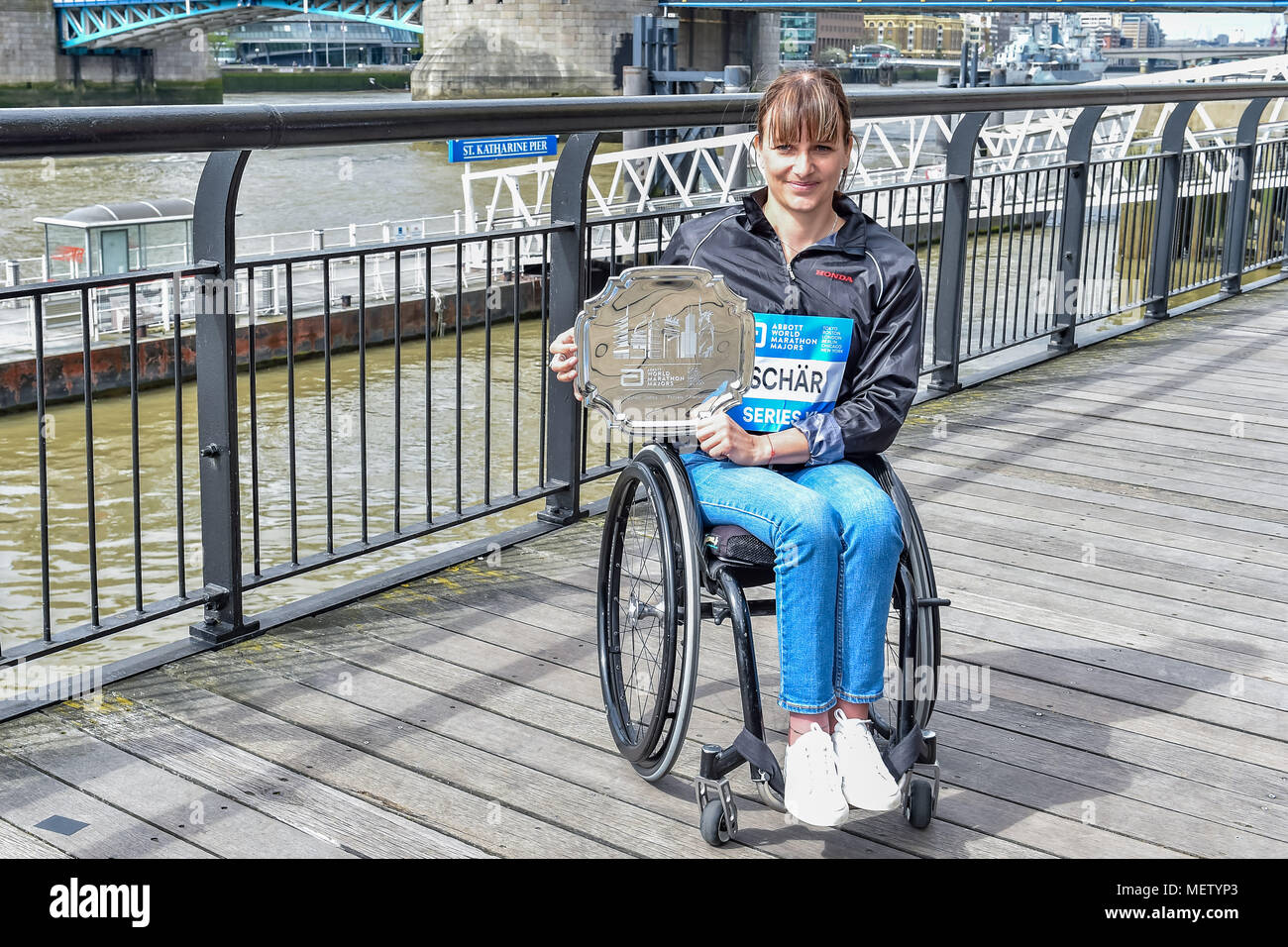 Londra, Regno Unito. 23 Aprile, 2018. Manuela Schar (SUI) a vincitori presentazione dopo il 2018 Vergine denaro maratona di Londra, Lunedì 23 Aprile 2018. Londra, Inghilterra. Credito: Taka Wu/Alamy Live News Foto Stock