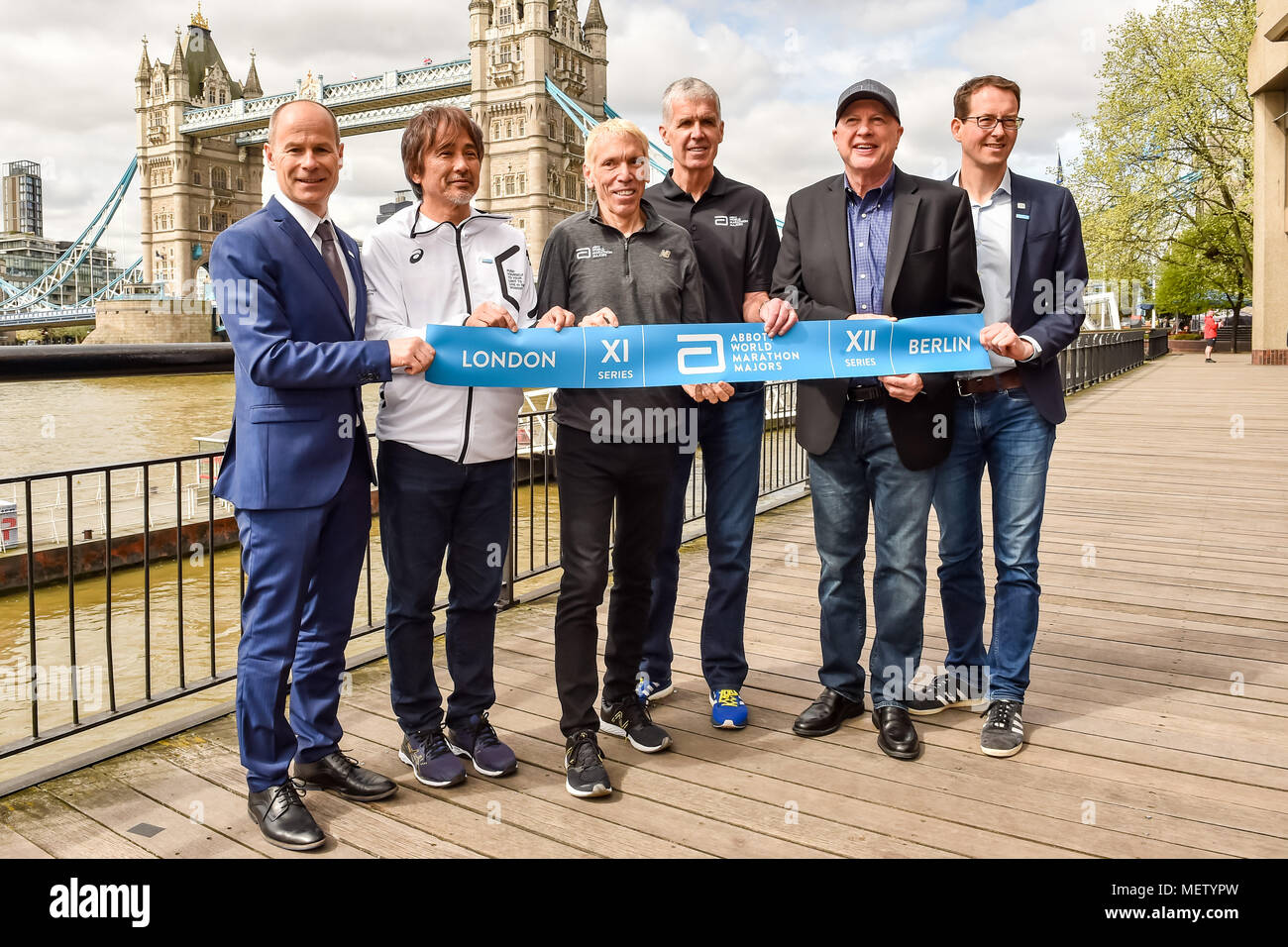 Londra, Regno Unito. 23 Aprile, 2018. Il VMLM funzionari vincitori presentazione dopo il 2018 Vergine denaro maratona di Londra, Lunedì 23 Aprile 2018. Londra, Inghilterra. Credito: Taka Wu/Alamy Live News Foto Stock