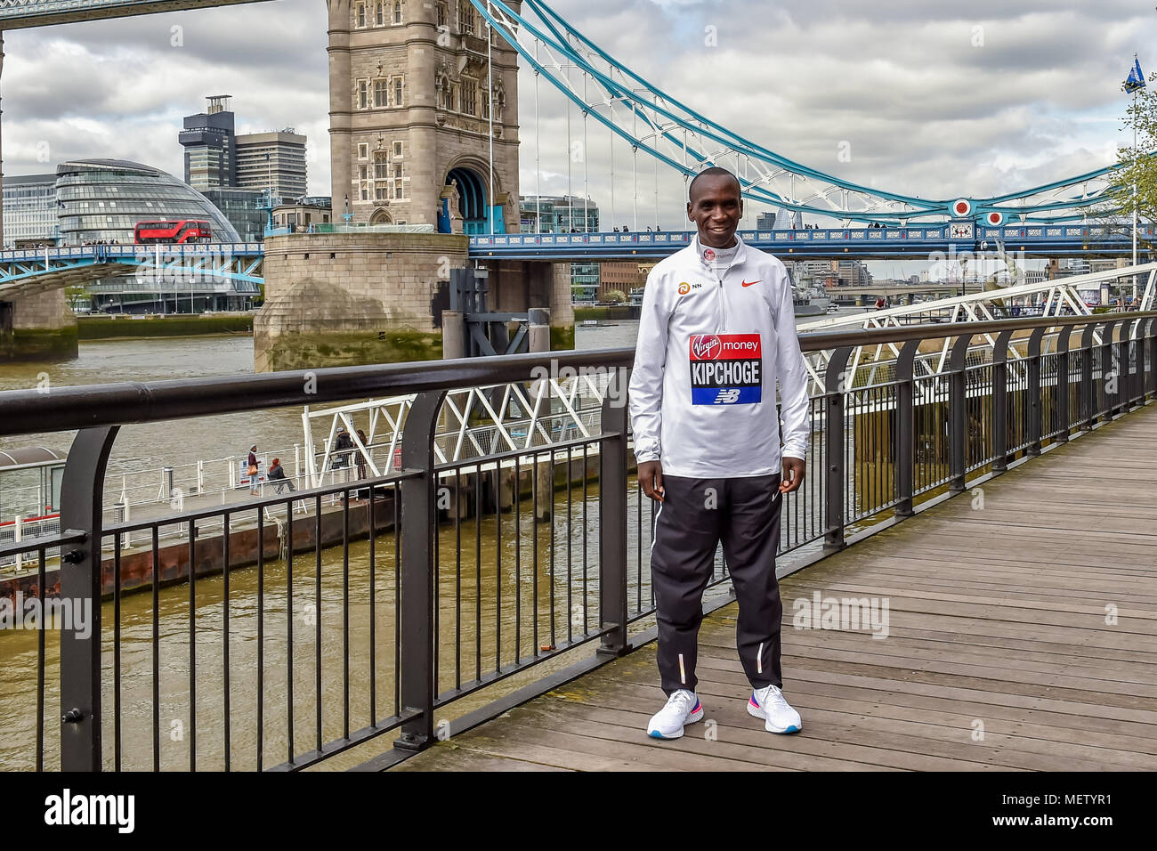 Londra, Regno Unito. 23 Aprile, 2018. Eliud Kipchoge (KEN) a vincitori presentazione dopo il 2018 Vergine denaro maratona di Londra, Lunedì 23 Aprile 2018. Londra, Inghilterra. Credito: Taka Wu/Alamy Live News Foto Stock