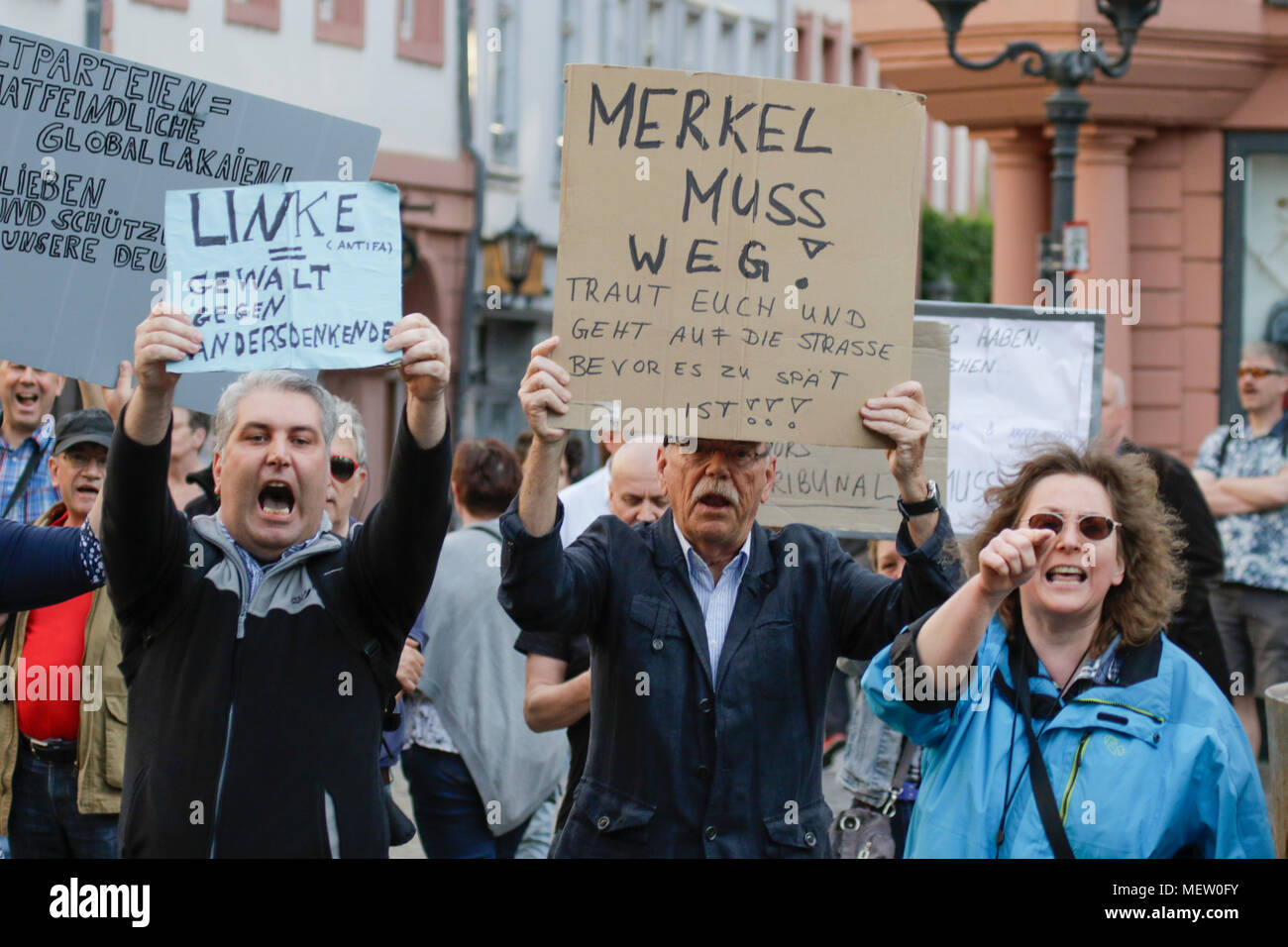 Mainz, Germania. Il 23 aprile 2018. A destra i manifestanti tenere segni e gridare slogan verso il contatore-protesta. Intorno 50 a destra i dimostranti si sono stretti nel centro città di Magonza, per protestare contro il governo tedesco, per la chiusura delle frontiere e contro i rifugiati sotto lo slogan "erkel ha per andare'. Essi sono stati heckled da circa 350 contro i manifestanti. Credito: Michael Debets/Alamy Live News Foto Stock