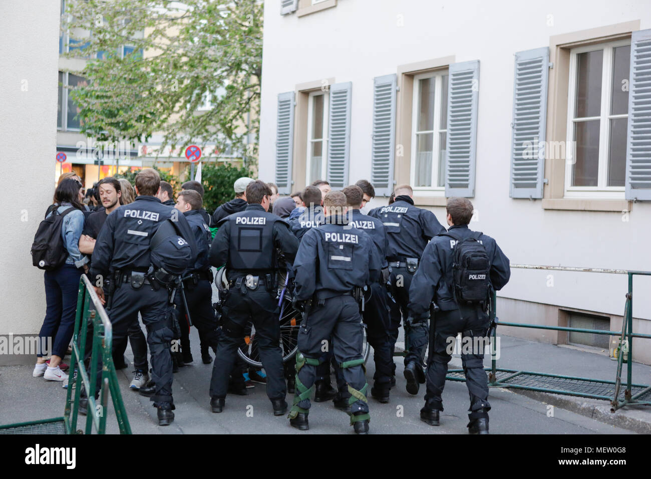 Mainz, Germania. Il 23 aprile 2018. Gli ufficiali di polizia manifestanti push su un lato, per fare spazio a destra i manifestanti per auto. Intorno 50 a destra i dimostranti si sono stretti nel centro città di Magonza, per protestare contro il governo tedesco, per la chiusura delle frontiere e contro i rifugiati sotto lo slogan "erkel ha per andare'. Essi sono stati heckled da circa 350 contro i manifestanti. Credito: Michael Debets/Alamy Live News Foto Stock