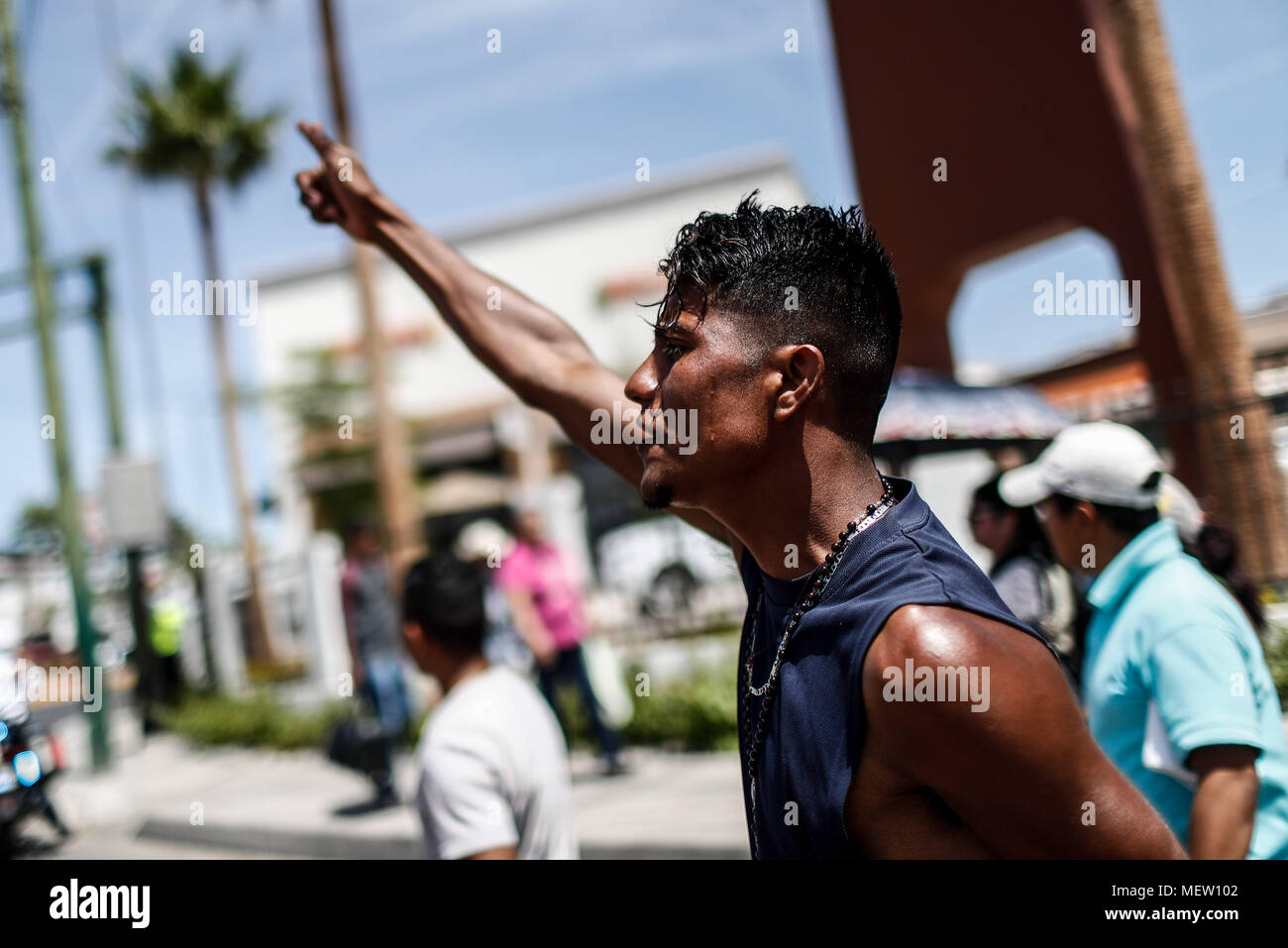 Kino, Messico. 23 apr, 2018. Donald Trump, presidente degli Stati Uniti, continua con il suo piano di lunedì per fermare l'immigrazione dal Messico, in vista di questa posizione la carovana del migrante ha protestato con un marzo oggi sul boulevard Kino, nel nord del Messico .. Questa mezza giornata il Caravan completato due giorni di arrivare a Hermosillo, dove sono stati assistiti dalla Croce Rossa, della società civile e altre organizzazioni intorno 600 migranti provenienti da diversi paesi dell America Centrale mediante la Croce Rossa e la società civile. Credito: NortePhoto.com/Alamy Live News Foto Stock