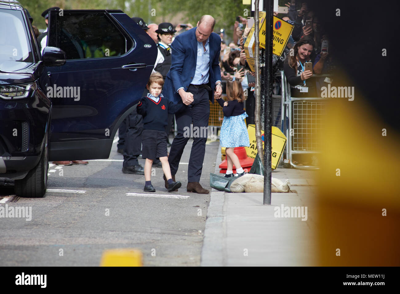 Londra, Regno Unito. 23 apr, 2018. Il Duca e la Duchessa di Cambridge partono il Lindo ala con il loro nuovo figlio. Londra, Inghilterra - aprile 23 Credito: Miro Arva/Alamy Live News Foto Stock