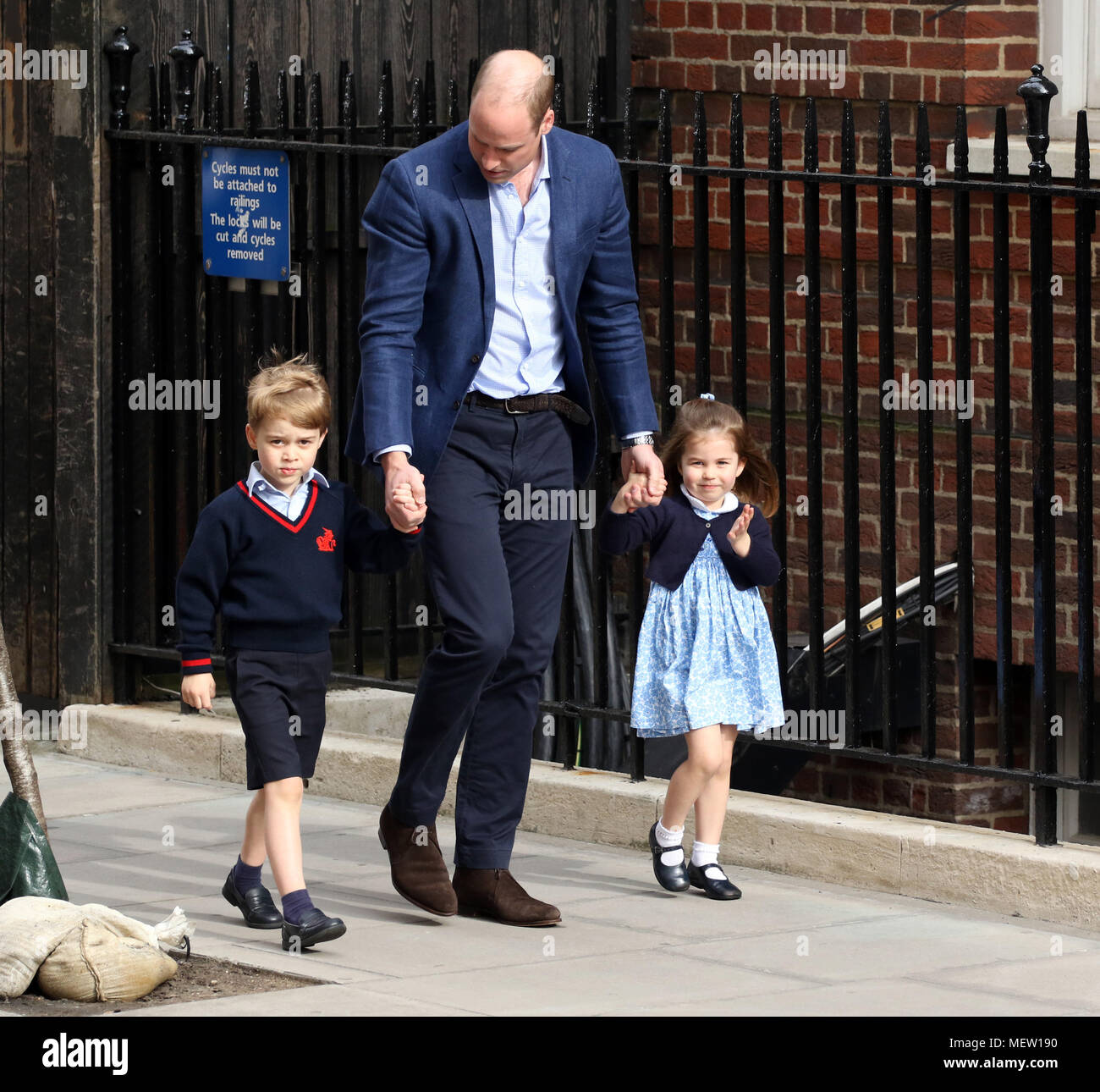 Londra, Regno Unito. 23 apr, 2018. Kate (Catherine Middleton) Duchessa di Cambridge e il principe William Duca di Cambridge con il loro terzo bambino, a Lindo ala, St. Mary s Hospital di Londra. Credito: Paolo Marriott/Alamy Live News Foto Stock