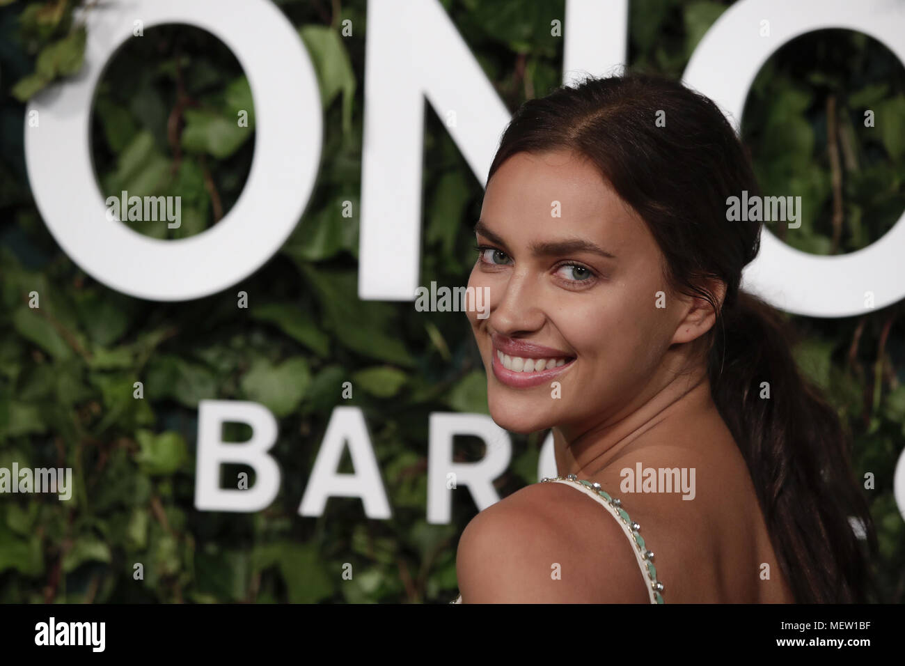 Barcellona, in Catalogna, Spagna. 23 apr, 2018. Aprile 23, 2018 - Barcellona, Spagna - Pronovias Parata: Irina Shayk posa per i fotografi durante la mostra di Pronovias durante il Barcellona la settimana nuziale 2018. Credito: Marc Dominguez/ZUMA filo/Alamy Live News Foto Stock