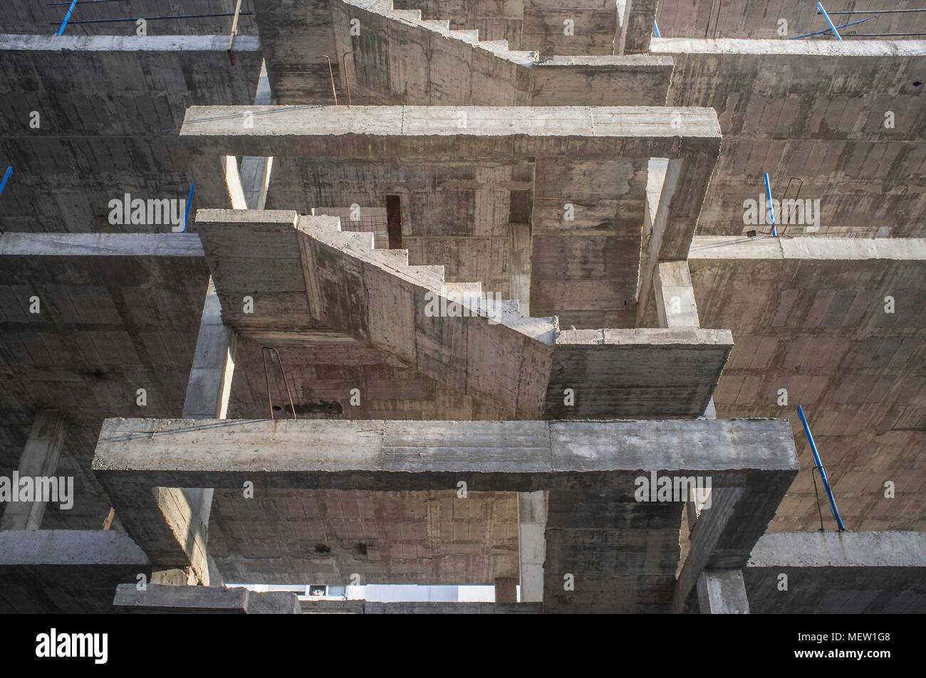 Sito in costruzione di un nuovo edificio di appartamenti. Scala esterna struttura Foto Stock