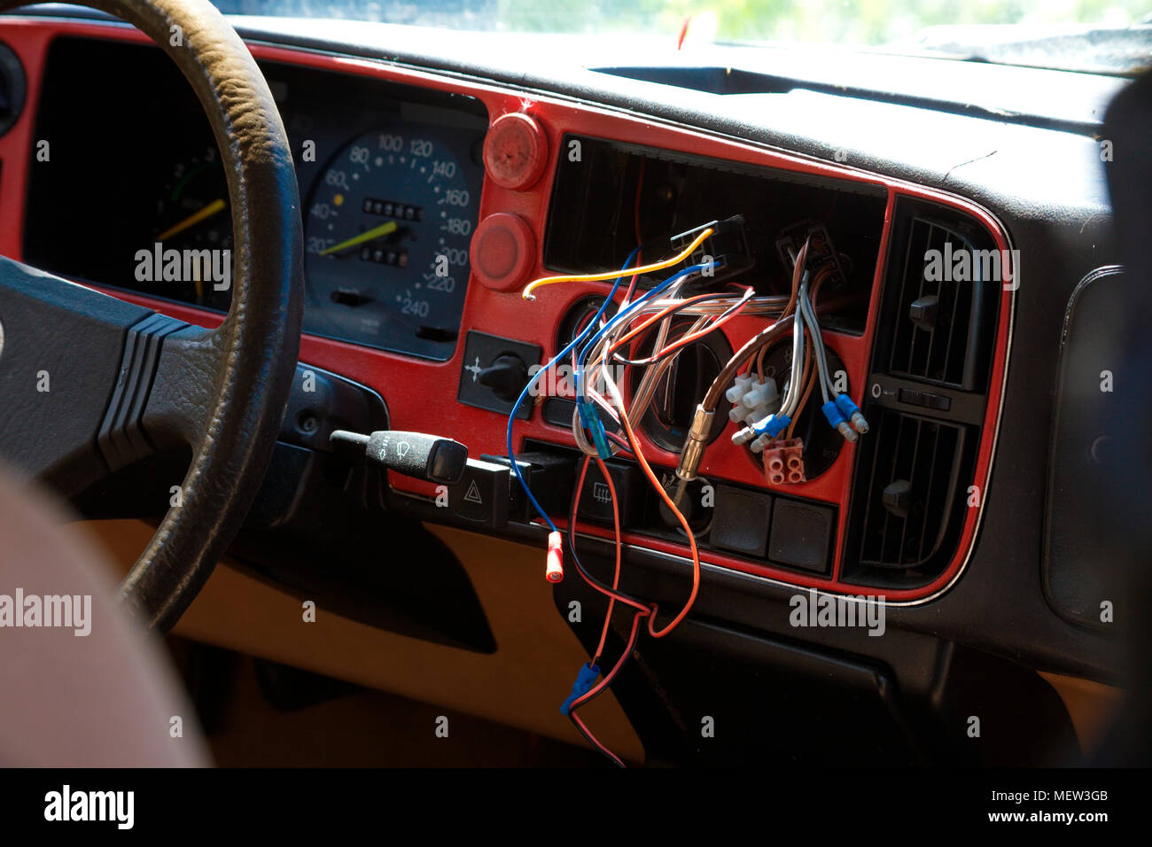 La radio è stata rimossa da una vecchia auto, i cavi elettrici sono allentati. Foto Stock