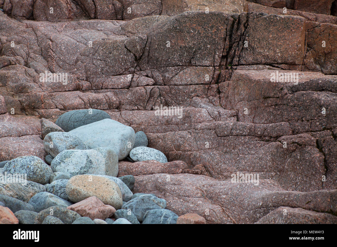 Ciottoli di granito che giace sulla costa rocciosa del Mar Baltico in Svezia Foto Stock