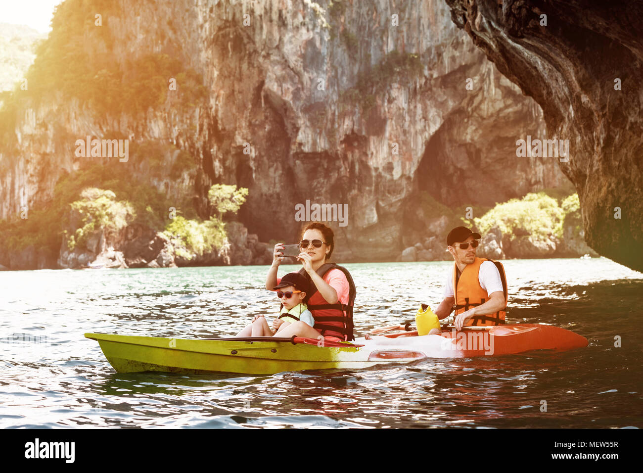 Turismo familiare viaggio in kayak in kayak di mare Idea vacanze Foto stock  - Alamy
