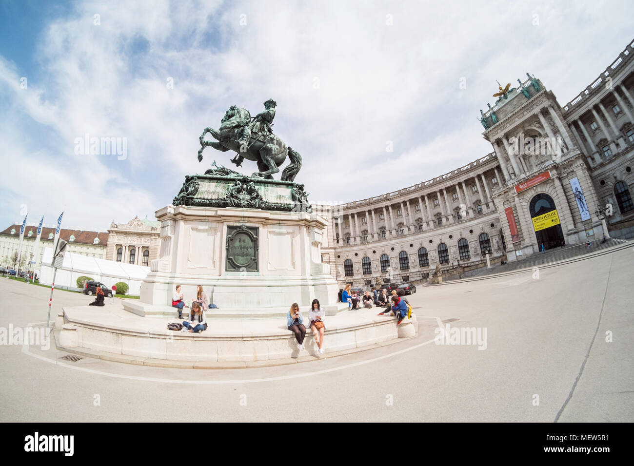 Vista della Hofburg (Neue Burg ala) e il nuovo balcone presso il palazzo imperiale degli asburgo,dalla Heldenplatz Heros square Vienna (Austria), l'Europa. Foto Stock