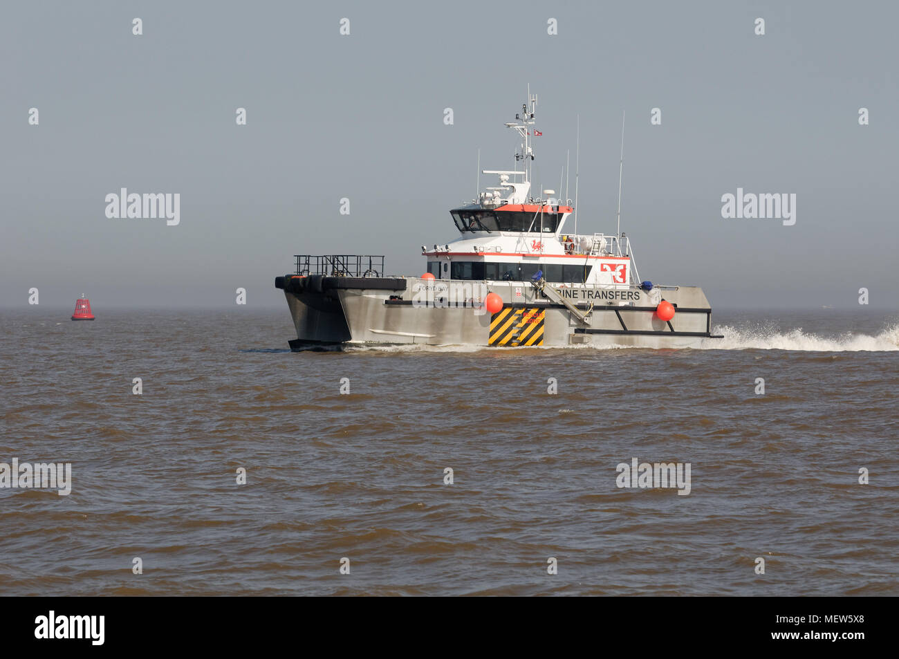 La baia di Foryd equipaggio recipiente di trasferimento (CTV) velocità sull'Humber Estuary. Questo CTV è equipaggiato con una LE MBE overside pole. Foto Stock