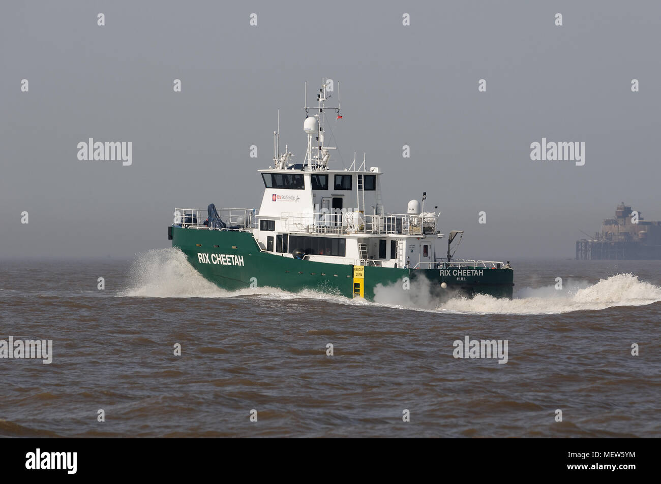 Il Rix Cheeta equipaggio recipiente di trasferimento (CTV) velocità sull'Humber Estuary. Foto Stock