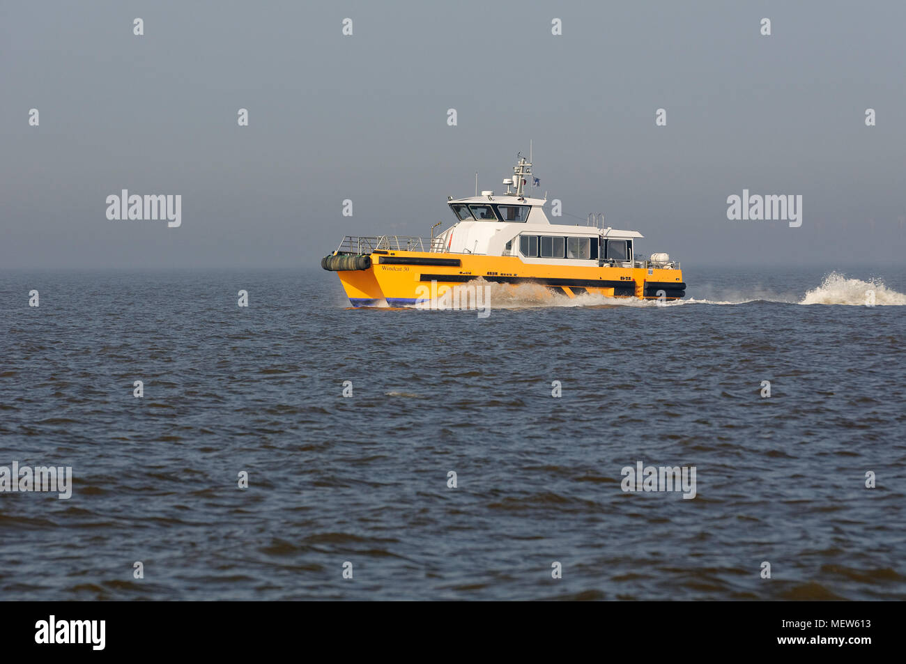 Un equipaggio di recipiente di trasferimento (CTV) velocità sull'Humber Estuary. Foto Stock