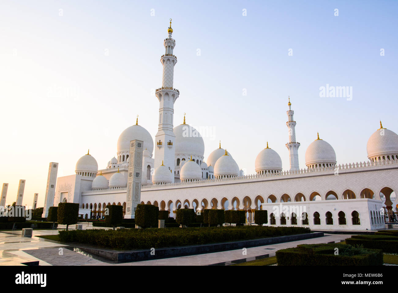 Sheikh Zayed grande moschea esterno al tramonto a. Abu Dhabi Emirati arabi uniti e punto di riferimento Foto Stock