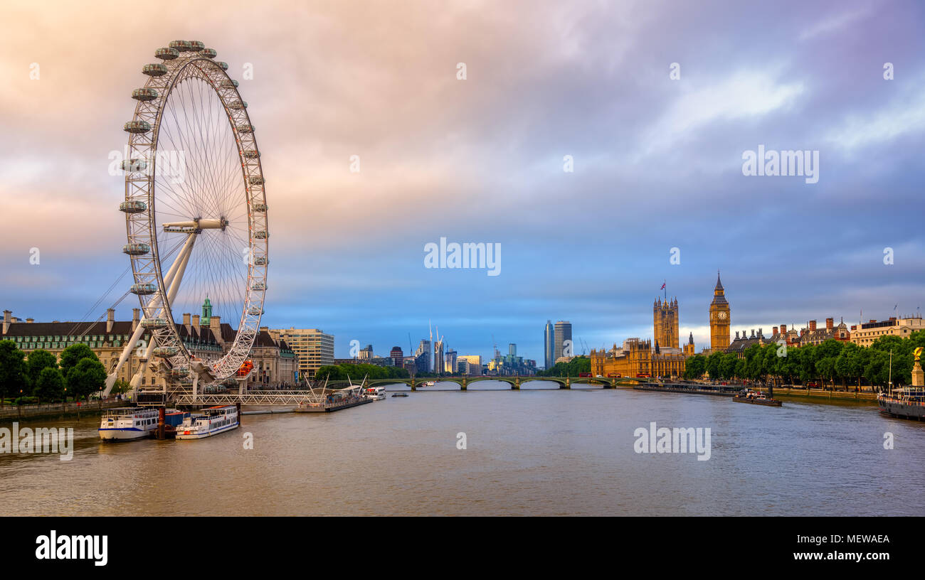 Londra, Inghilterra - 25 Luglio: vista panoramica della città di Londra con il Big Ben, le Houses of Parliament, Westminster Bridge, il London Eye e il fiume Tamigi sul sunris Foto Stock