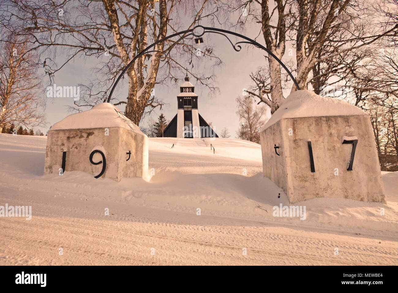 Coperte di neve chiesa in legno di Solberg in Svezia, progettato dall'architetto Otar Höcurberg all inizio del XX secolo, su una soleggiata giornata invernale. Foto Stock